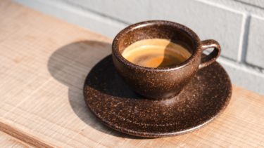 ほんのりコーヒーが香る。“抽出かす”でできたサステナブルなコーヒーカップ「カフェフォルム」に注目